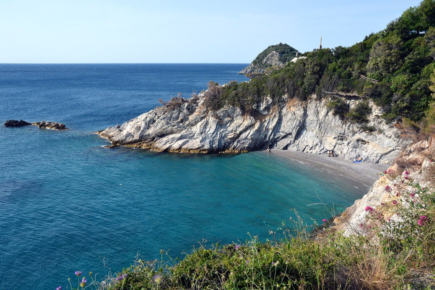 Caletta tra le falesie calcaree della costa di Bergeggi, una delle soste del tour