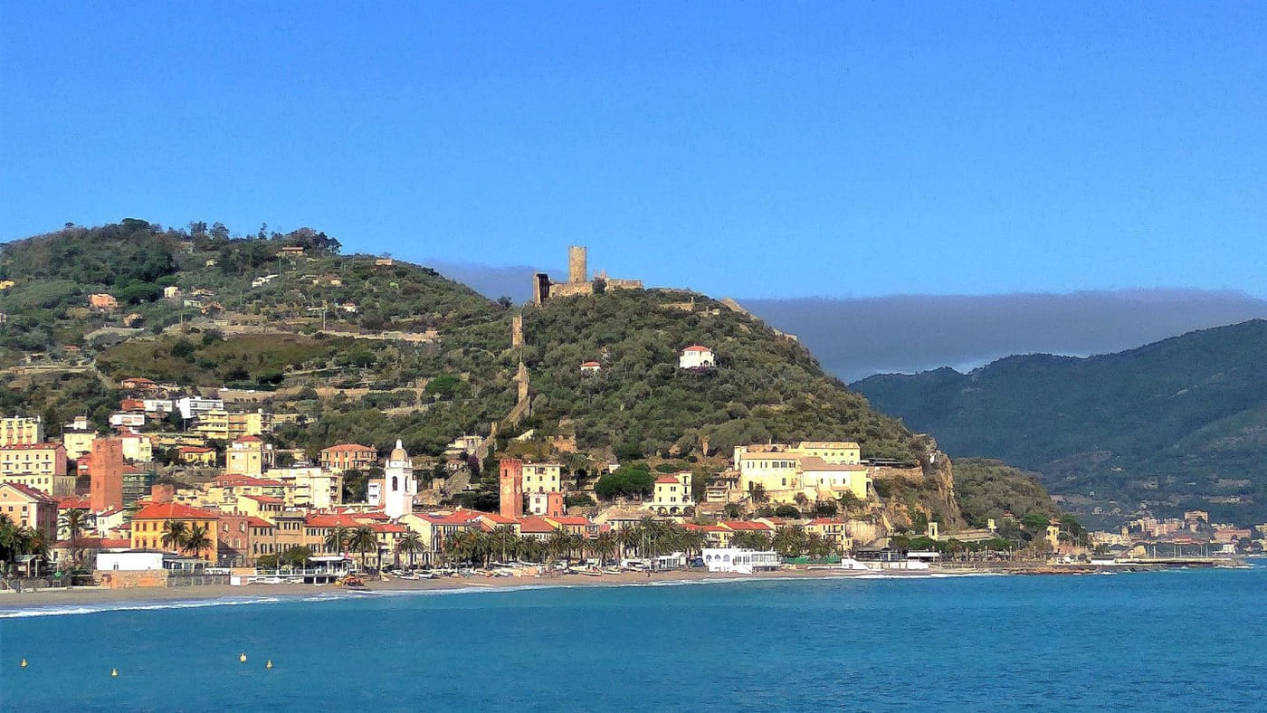 Borgo medievale di Noli con torri e castello